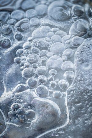 Des bulles gelées ressemblant à une grappe de raisin. Vaud, Suisse, hiver 2025 Bulles gelées ressemblant à une grappe de raisin dans un étang, photographie macro, Vaud, Suisse, hiver 2025